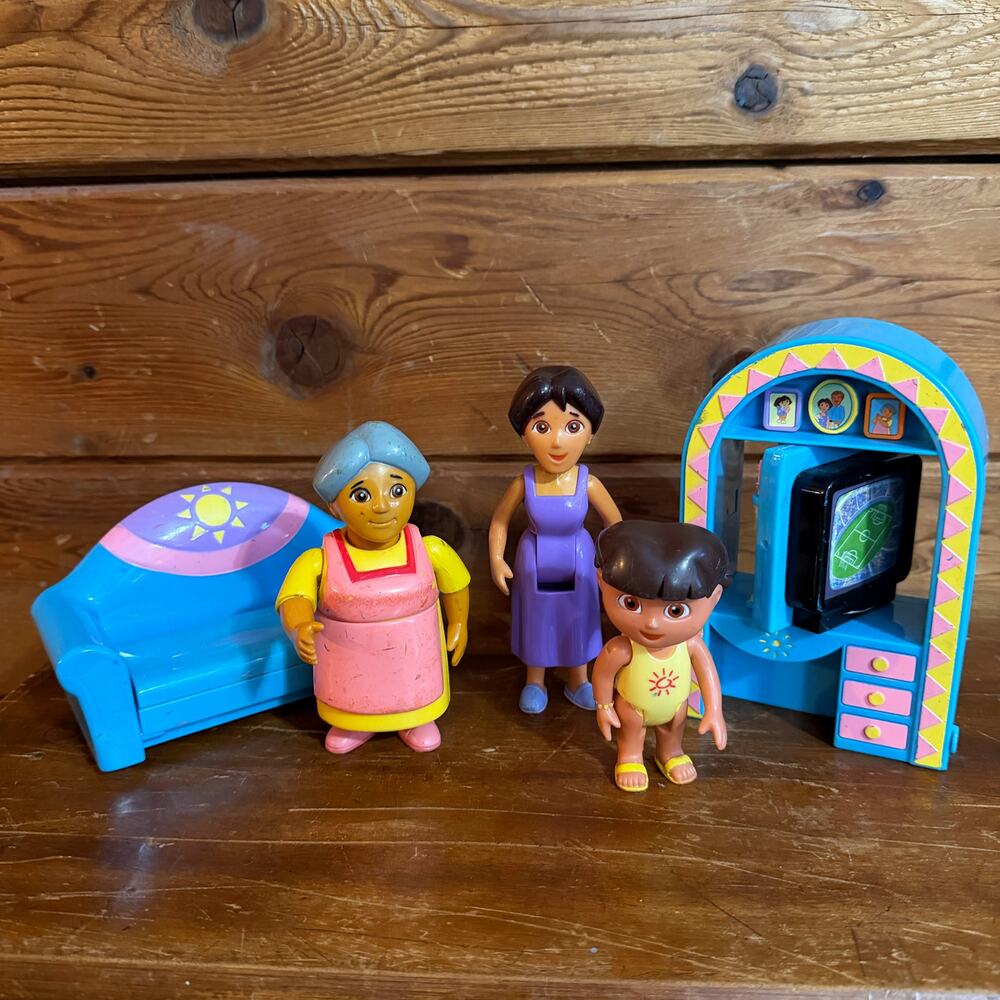 Dora the Explorer Talking House toy set Dora, Mom and Grandma